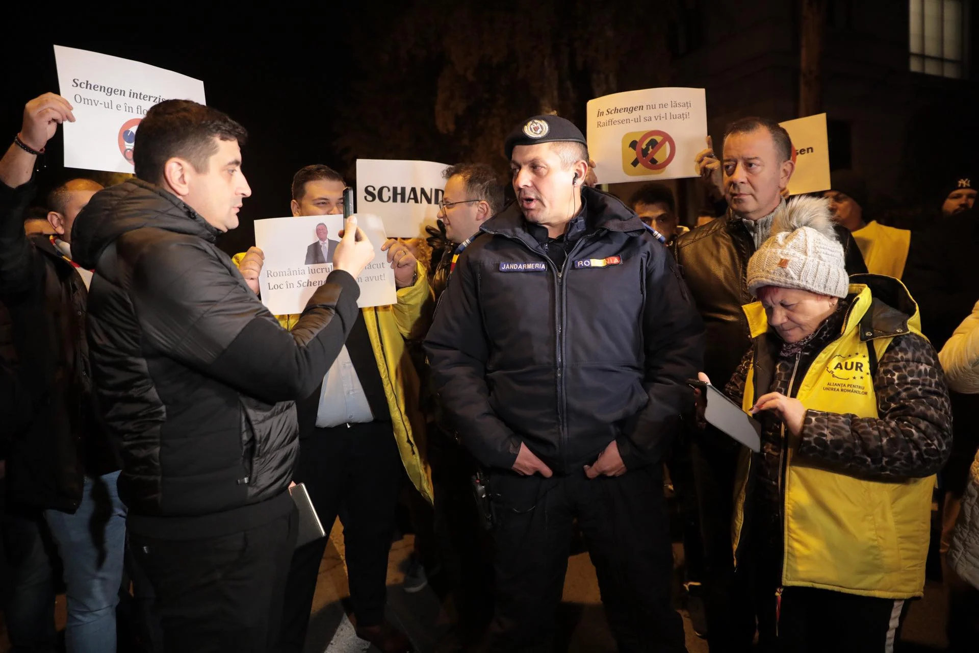 Protest de amploare în fața sediului Ambasadei Austriei de la București. Liderul AUR: Nu suntem cetățeni de mâna a doua
