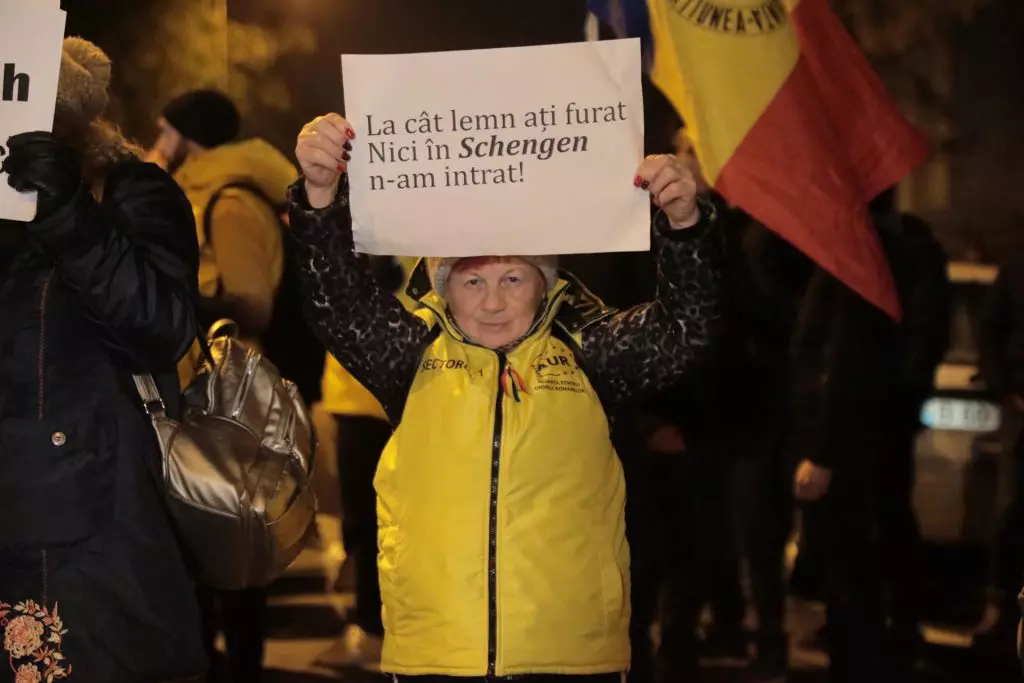 Protest de amploare în fața sediului Ambasadei Austriei de la București. Liderul AUR: Nu suntem cetățeni de mâna a doua