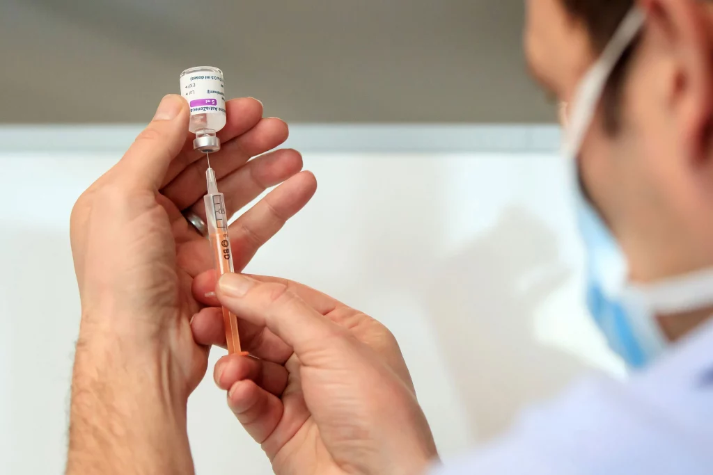 Tot ce trebuie să știi despre vaccinul antigripal. De unde se cumpără, cât costă și cine sunt cei care îl pot obține gratuit