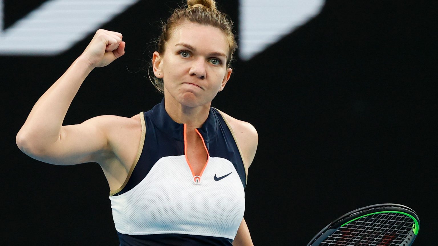 Suspendarea temporară a Simonei Halep în urma unui presupus caz de dopaj a creat incertitudine cu privire la viitorul ei în tenis. În prezent, ea așteaptă decizia finală în ceea ce privește situația sa. Situția în cazul presupusului dopaj al Simonei Halep rămâne încă nesigură, deoarece verdictul final se lasă așteptat. Cu toate acestea, în viitorul apropiat, Halep se pregătește să iasă din clasamentul WTA, deoarece pierde din ce în ce mai multe puncte. Adrian Marcu, fostul antrenor al Simonei Halep, și-a exprimat surprinderea sa față de durata procesului. De asemenea, este ferm convins că, indiferent de decizie, Halep nu va renunța la tenis. Anunțul uimitor al lui Marcu despre Halep Acesta a declarat că, orice s-ar întâmpla, Simona nu se va lăsa de tenis. Deși nu a vorbit cu ea în ultimul timp, el știe că trece printr-o perioadă dificilă. Incertitudinea cu privire la viitor i-a creat dificultăți în a-și planifica pregătirea și a-și stabili obiectivele. Marcu a fost surprins de durata procesului și consideră că situația este de neînțeles. Cu toate acestea, el nu își poate da cu părerea cu privire la verdict, dar este sigur că Halep nu a încălcat regulile. El a subliniat că a avut mereu o relație bună cu sportiva și că i-a dorit mereu binele. Colaborarea lor în trecut Sub îndrumarea lui Adrian Marcu în 2013, Simona Halep a avut performanțe remarcabile, câștigând trei titluri WTA la New Haven, Moscova și Sofia. În noiembrie același an, colaborarea lor a luat sfârșit. Cu toate acestea, Adrian Marcu s-a alăturat din nou Simonei Halep în septembrie 2021, dar au decis să pună capăt colaborării lor după Australian Open 2022. Opinia lui Adrian Marcu despre colaborarea cu Simona Halep Când s-au reunit, Marcu i-a spus Simonei că ar fi fost de acord să lucreze cu ea doar dacă era pregătită să facă acest lucru la nivel înalt. El a menționat că antrenarea implică mult timp și dedicare și că au avut mereu o relație bună. Marcu a subliniat că mereu i-a dorit binele Simonei și că nu își reproșează nimic. El consideră o onoare să fi lucrat cu numărul 1 mondial și să fi contribuit la succesul ei.