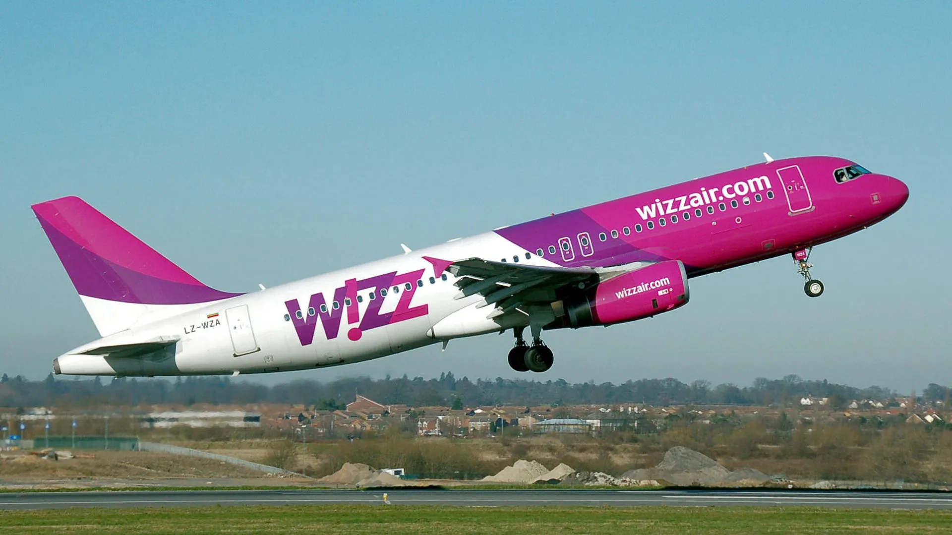 Scandal pe Aeroportul Otopeni. Zeci de pasageri nu au mai avut loc în avionul operat de Wizz Air