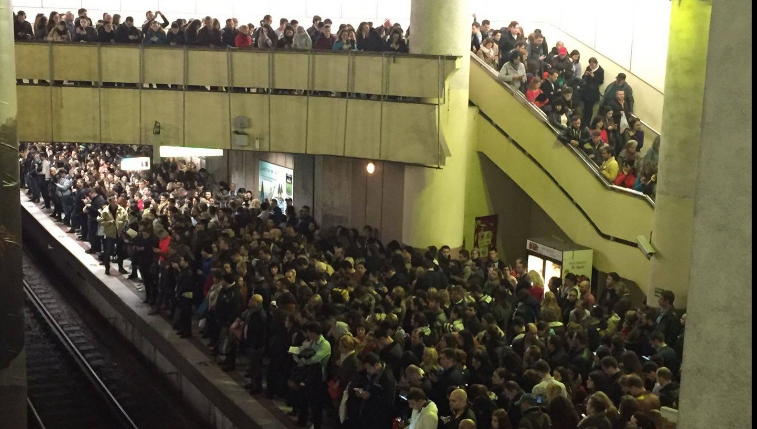 BREAKING Alertă cu bombă la stația de metrou Piața Victoriei în București