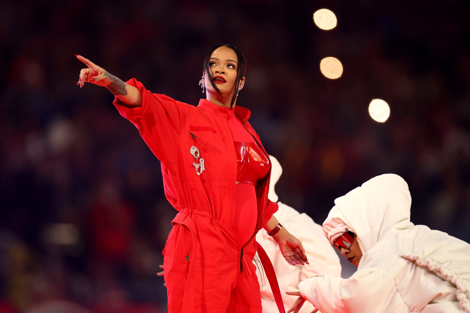 Rihanna așteaptă cel de-al doilea copil cu A$AP Rocky. Diva a făcut anunțul la Super Bowl