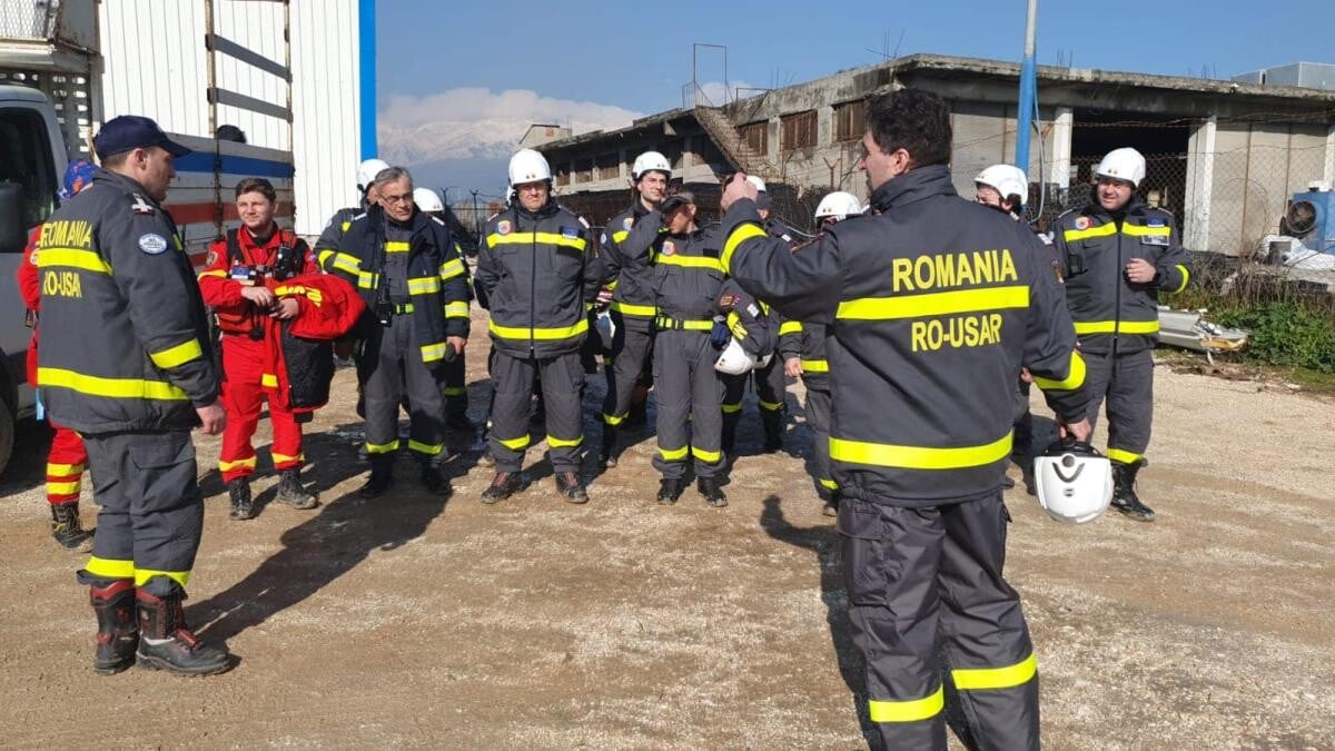 VIDEO. O nouă echipă de pompieri români a plecat spre Turcia. Cum ajută România victimele