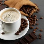 Ingredientul pe care trebuie să îl pui în cafea! Elimină pofta de dulce și întărește organismul