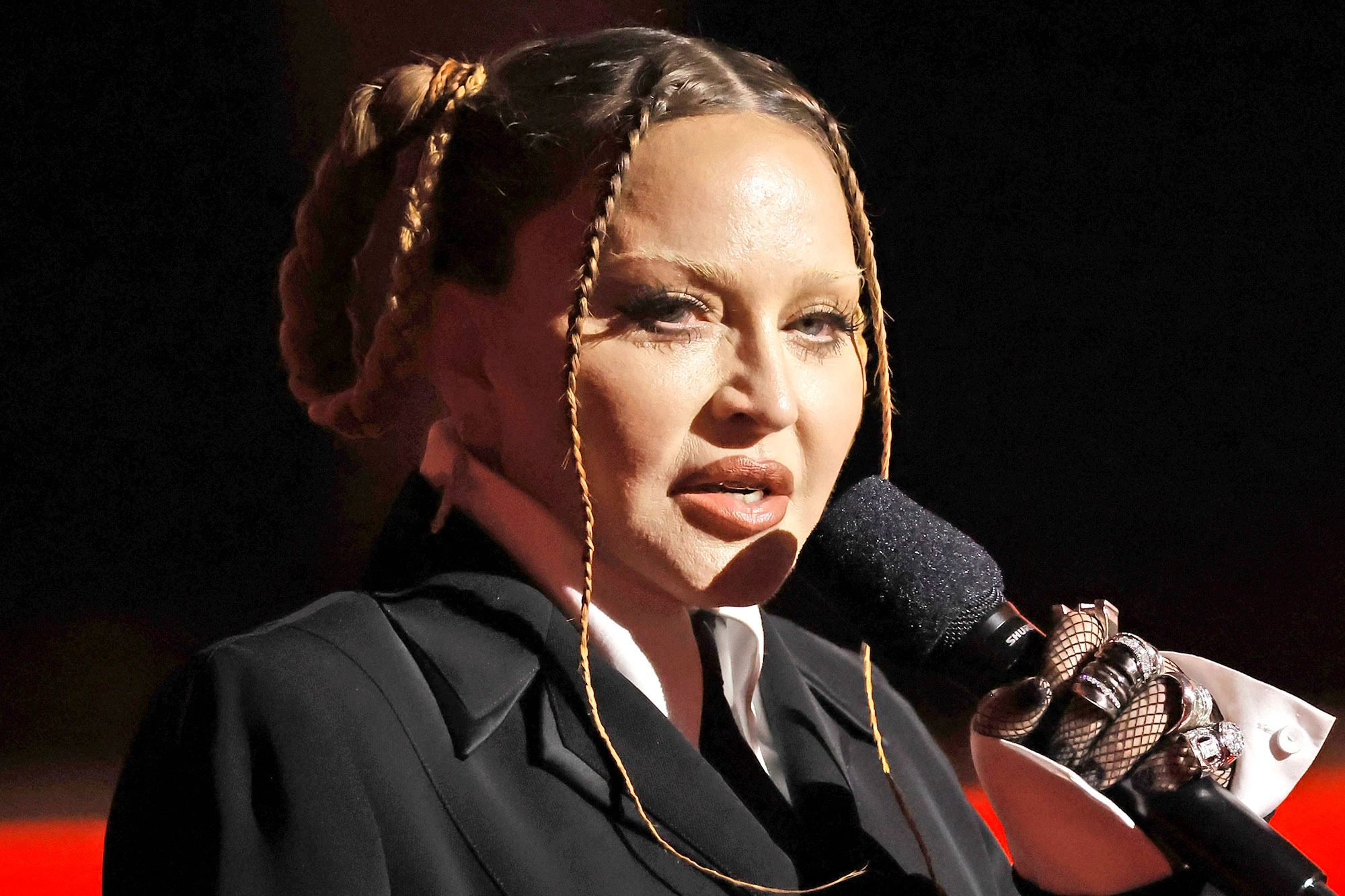 Madonna a speriat publicul cu apariția sa de la Premiile Grammy. „Ce și-a făcut la față?”