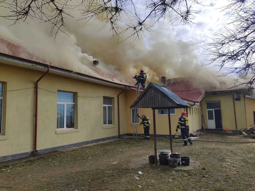 Incendiu puternic la o școală din Olt. Zeci de elevi și angajați s-au evacuat