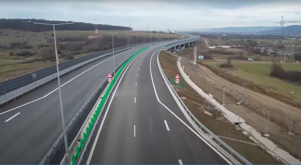 Un bărbat prins conducând cu o viteză de 203 km/h pe A1 a scăpat nepedepsit. Care a fost greșeala polițistului