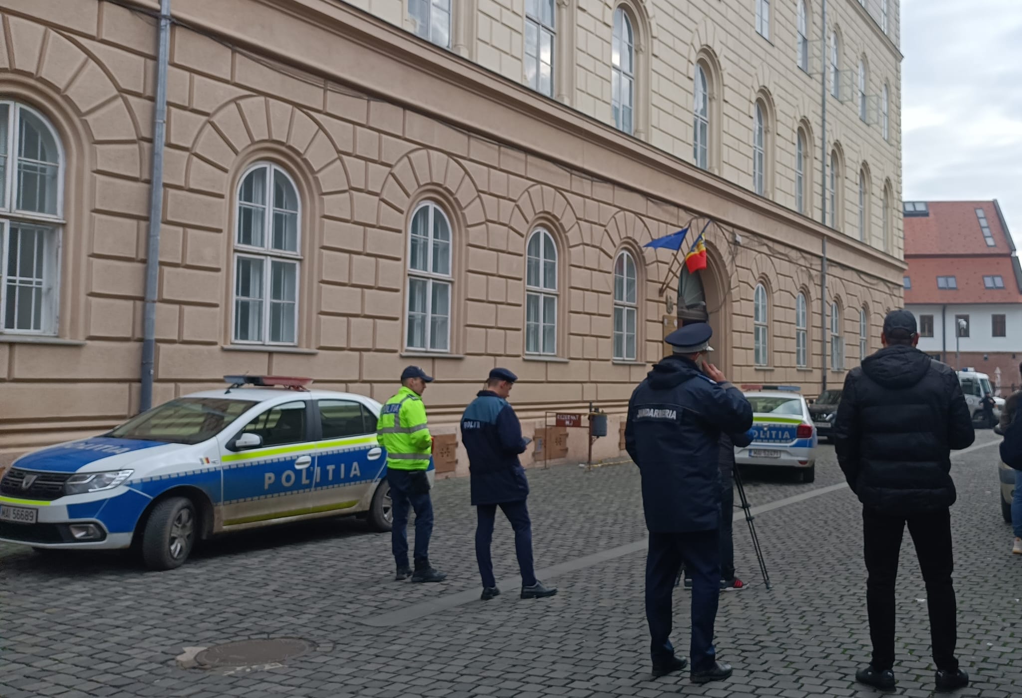Alertă cu bombă la Tribunalul Timiș. Un laptop cu un mesaj suspect a fost abandonat la intrarea în instituție