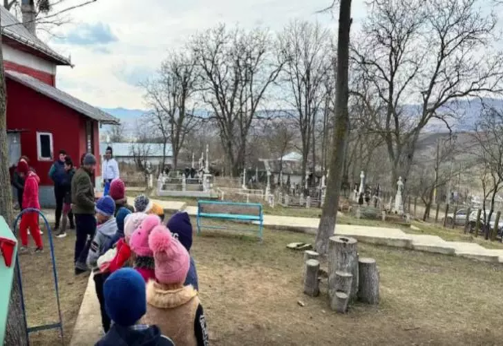 Se întâmplă în Vaslui! Elevi din ciclul primar și copii de grădiniță, nevoiți să facă orele într-un cimitir