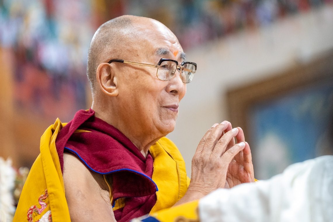 Dalai Lama, gesturi scandaloase la un templu din India. Cum se apară călugărul, după ce s-a sărutat cu un băiat