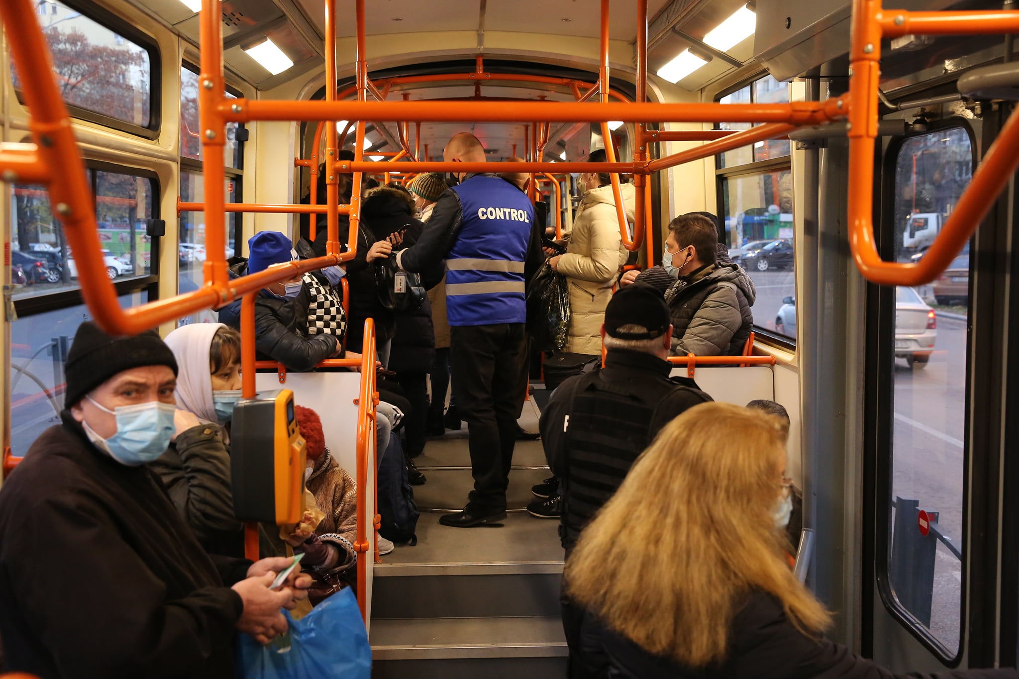 Te-ai întâlnit cu controlorii în autobuz?! Uite ce nu au voie să îți facă, sub nicio formă