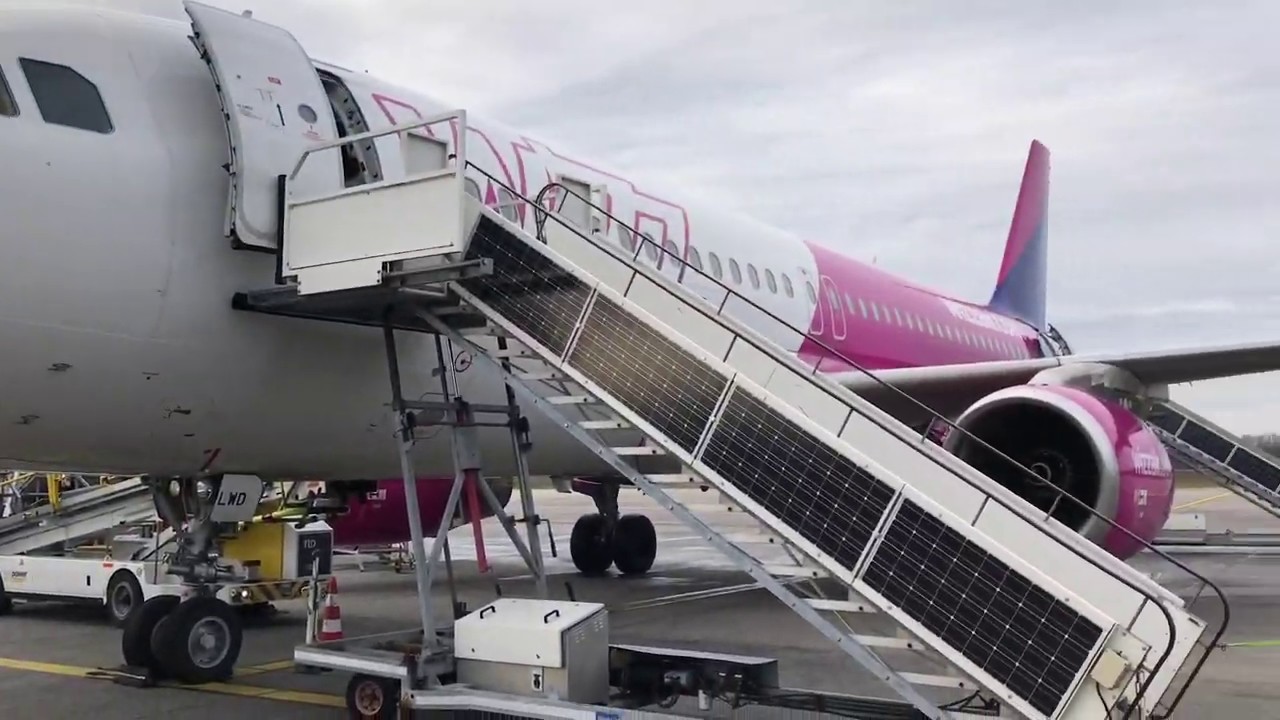 Noi întârzieri pe Aeroportul Otopeni la cursele operate de Wizz Air. Pe cine dă compania vina