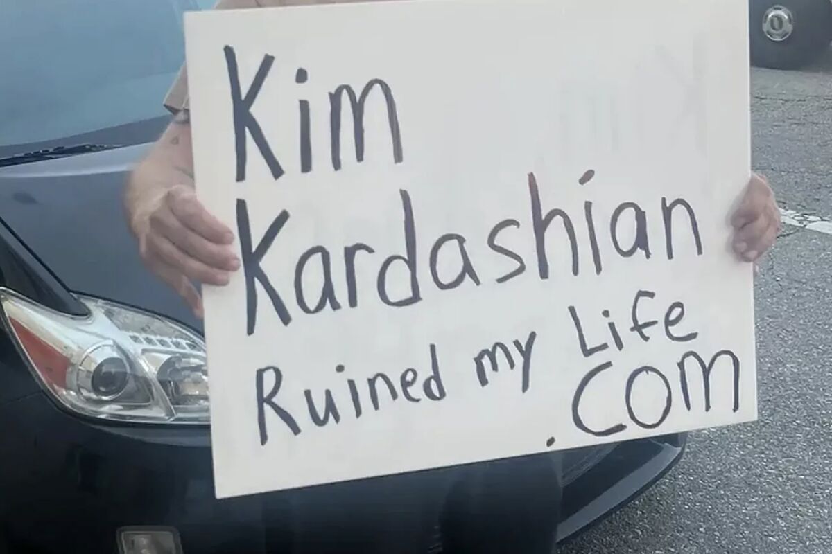 Kim Kardashian a ruinat viața colaboratorilor ei. Povestea bărbatului care trăiește în mașină din cauza sărăciei