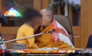 Dalai Lama, gesturi scandaloase la un templu din India. Cum se apară călugărul, după ce s-a sărutat cu un băiat