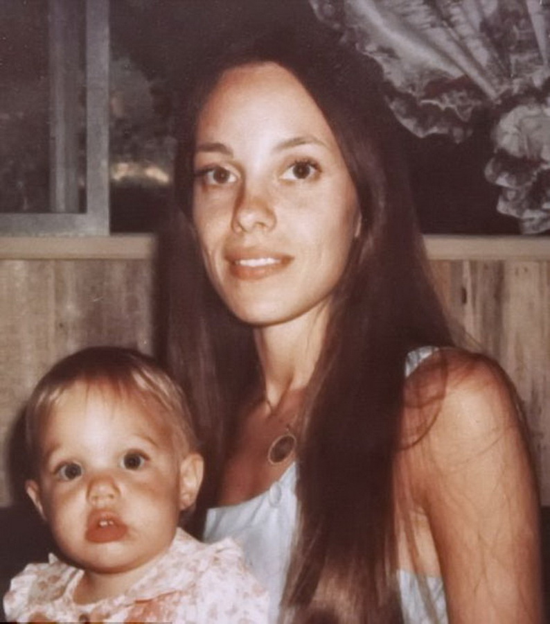 Cum arăta mama Angelinei Jolie. În tinerețe, făcea ravagii cu frumusețea ei