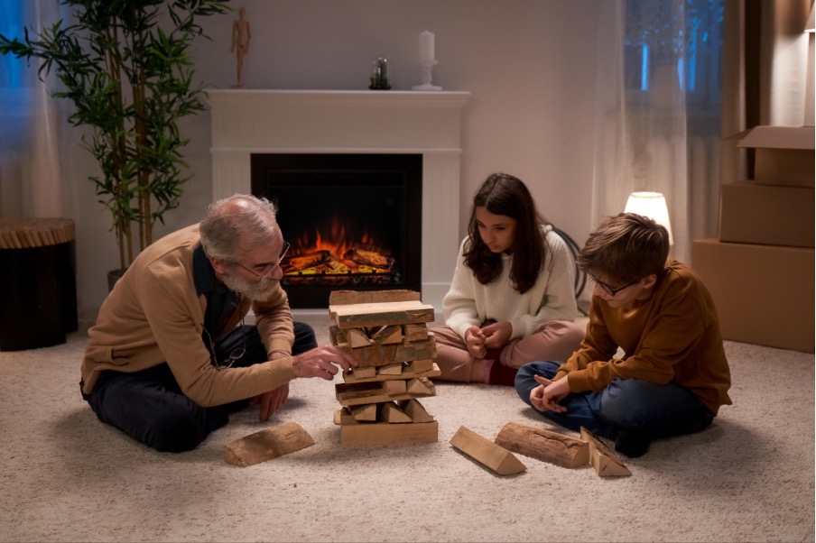 familie-langa-semineu-decorativ