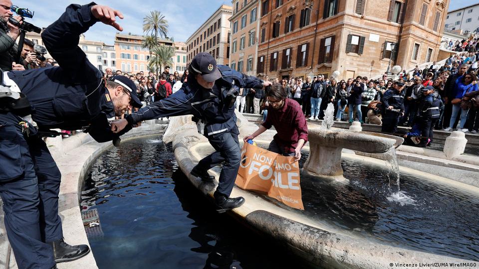 Fontana Di Trevi, înnegrită de cărbune. Ce s-a întâmplat cu celebrul monument al Italiei