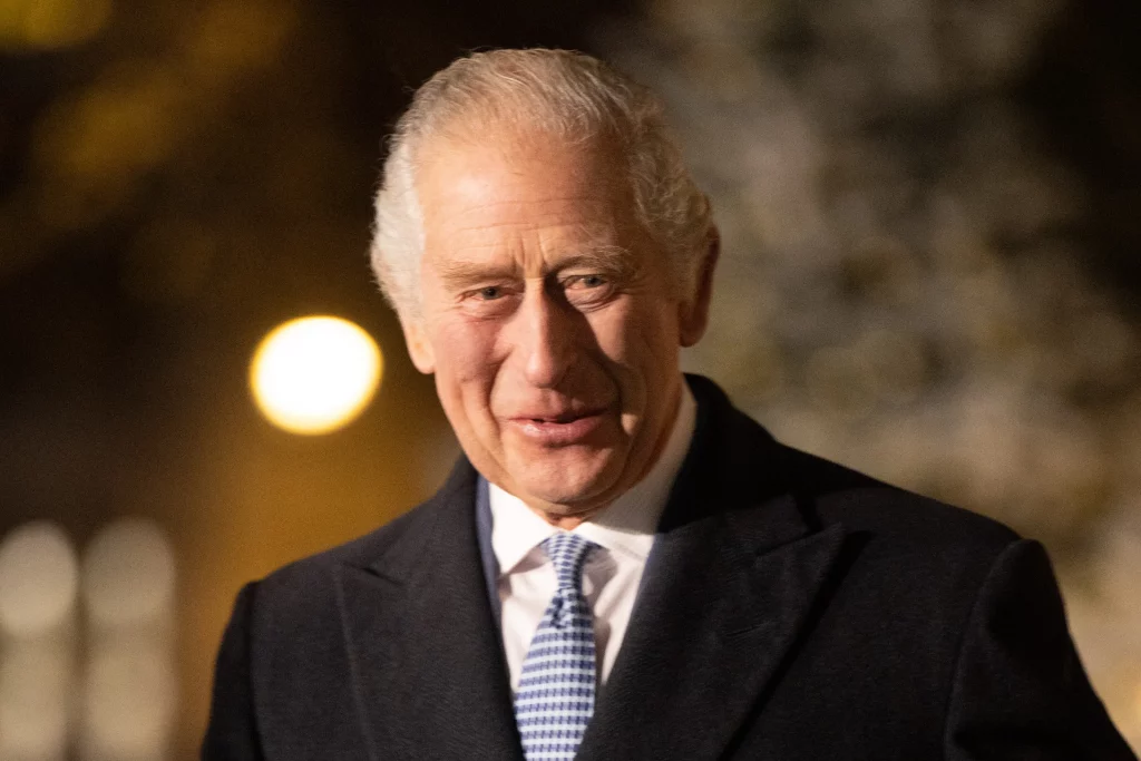Regele Charles al III-lea, dat în judecată de o româncă. Femeia a încercat să obțină ordin de protecție