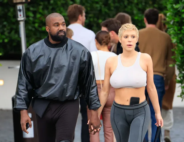 Kanye West, la defilare cu noua lui soție. Cât de mult seamănă cu fosta lui, Kim Kardashian