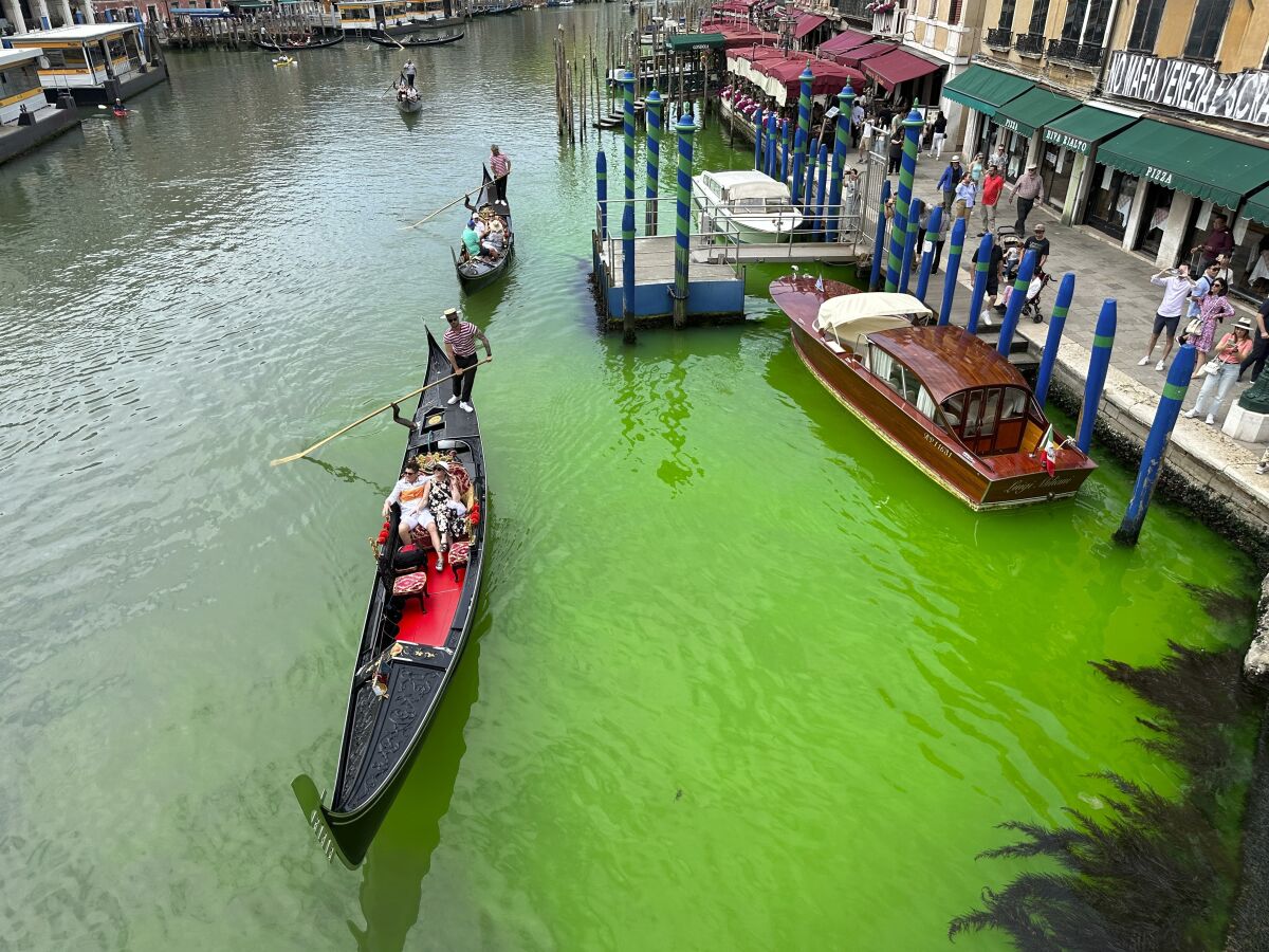 Imagini surprinzătoare în Veneția. Apa dintr-un celebru canal a devenit verde fosforescent
