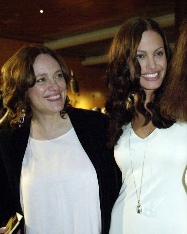 Cum arăta mama Angelinei Jolie. În tinerețe, făcea ravagii cu frumusețea ei