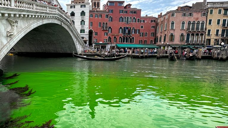 Imagini surprinzătoare în Veneția. Apa dintr-un celebru canal a devenit verde fosforescent
