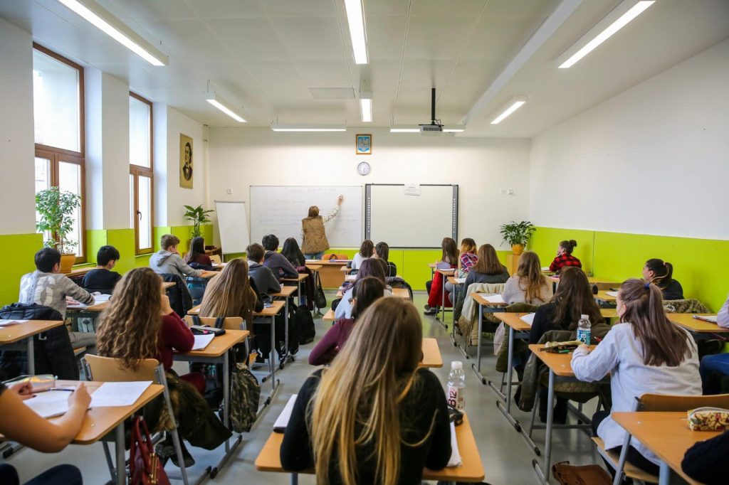Tot ce trebuie să știi despre bursele elevilor în anul școlar 2023-2024. Cine va primi 3.000 de lei de la stat