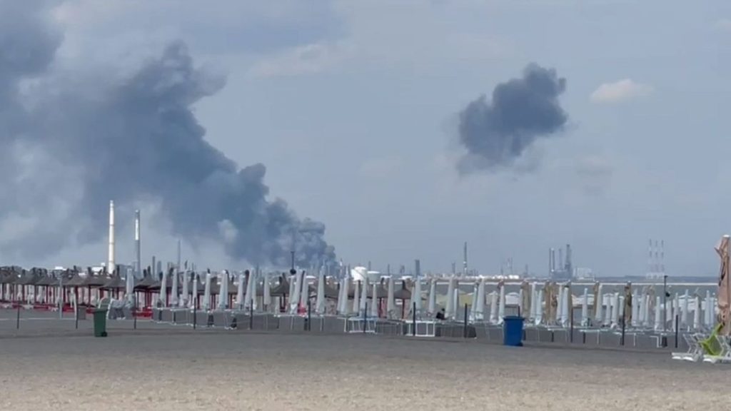 VIDEO Incendiu puternic la Petromidia! IGSU: A fost activat Planul Roșu de intervenție