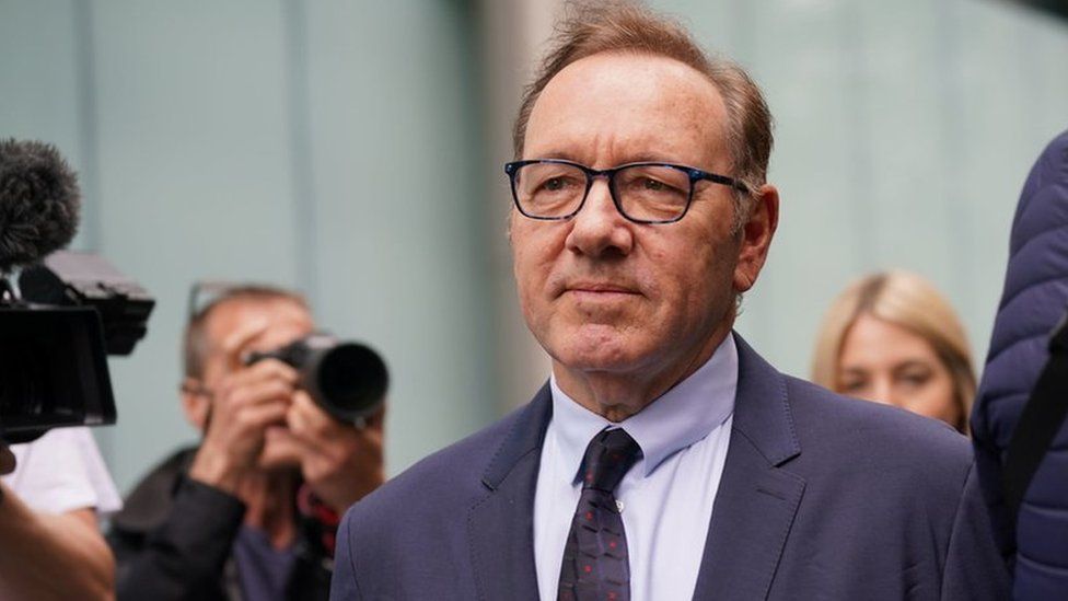 Kevin Spacey, în lacrimi. Actorul a fost găsit nevinovat pentru acuzațiile de agresiune sexuală