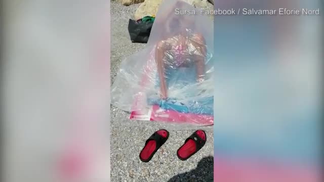 Bărbat surprins făcând plajă într-un sac de celofan, în Eforie Nord. Motivul depășește orice imaginație