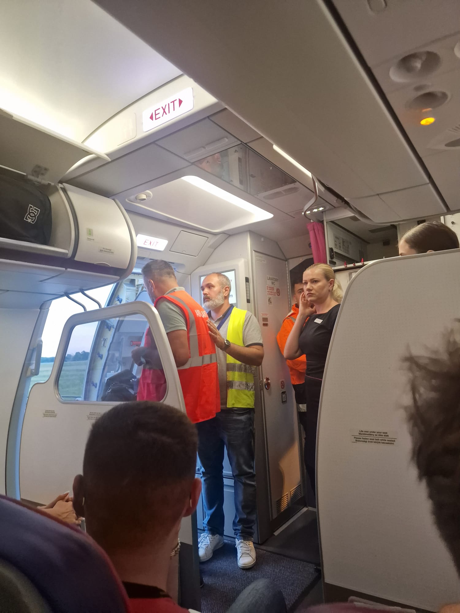 Clipe de panică pentru pasagerii WizzAir. Zeci de oameni, la un pas de a se sufoca în așteptarea decolării cursei 