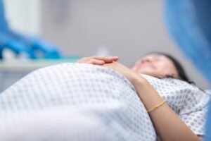 Incident grav la maternitatea din Botoșani! Un medic a fost atacat și fugărit de rudele unei tinere însărcinate