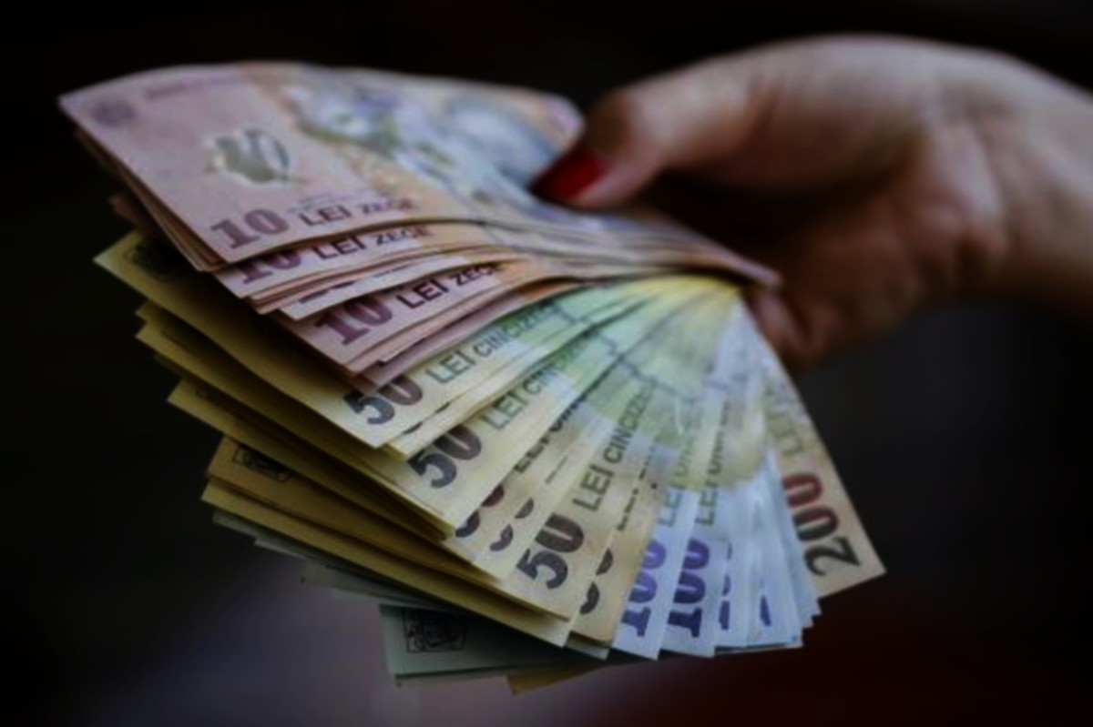 Românii care primesc salariul minim pe economie vor fi afectați dur! În 2024 ar putea primi mai puțini bani la salariu