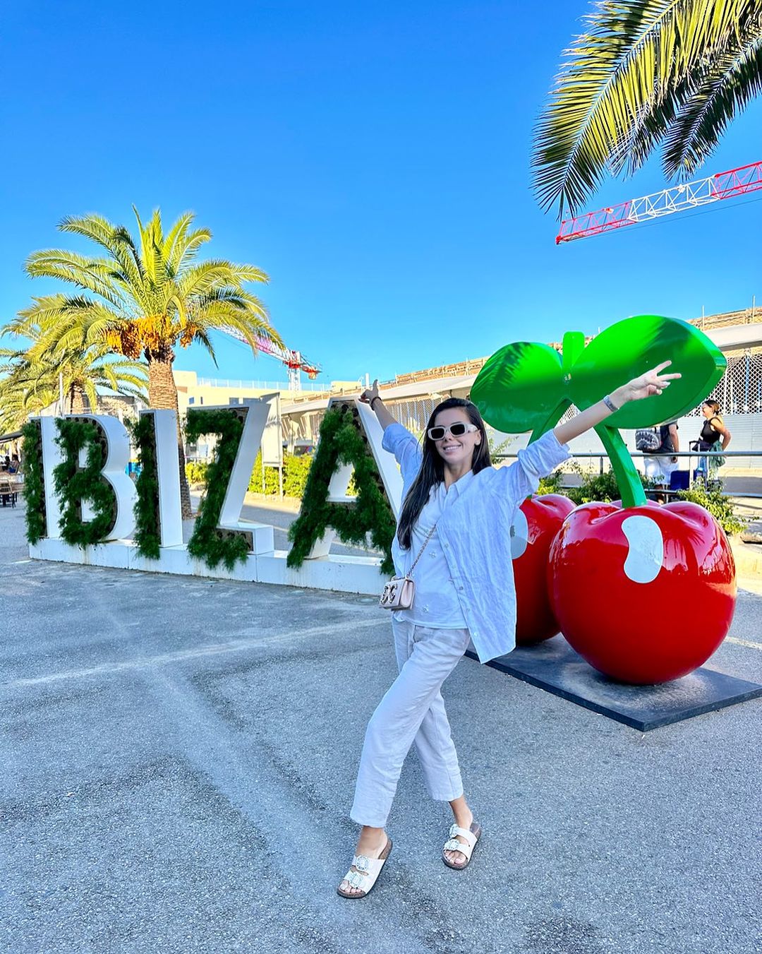 Georgiana Lobonț, vacanță pe lux și opulență. Câți bani scoate artista pentru sejurul din Ibiza