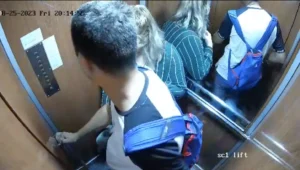 VIDEO. Femei agresate în lift de un bărbat din București. Uneia i-a furat și banii din portofel