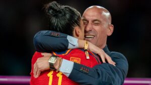 Președintele Federației de Fotbal Spaniole, gest controversat. A sărutat pe buze o jucătoare în momentul decernării trofeului