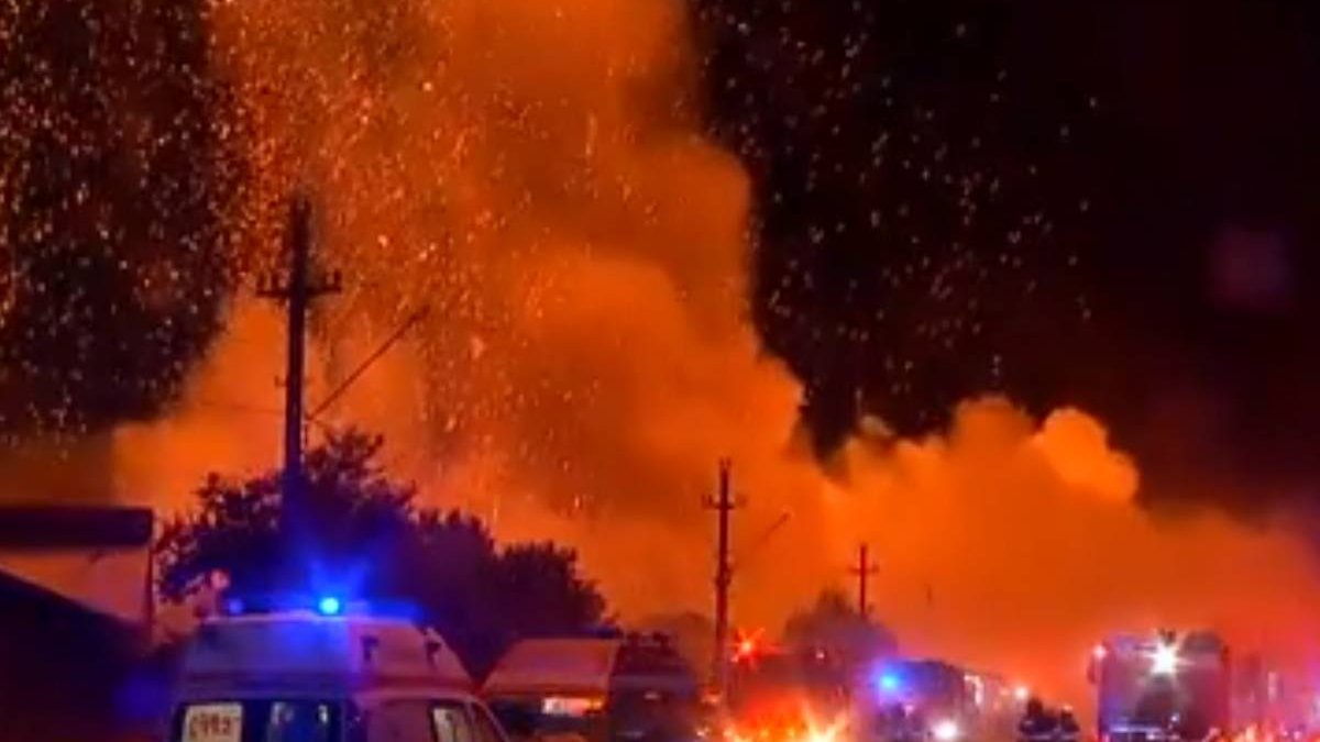 În timp ce pompierii erau prinși în explozia de la Crevedia, mai mulți nuntași căutau generator pentru petrecere