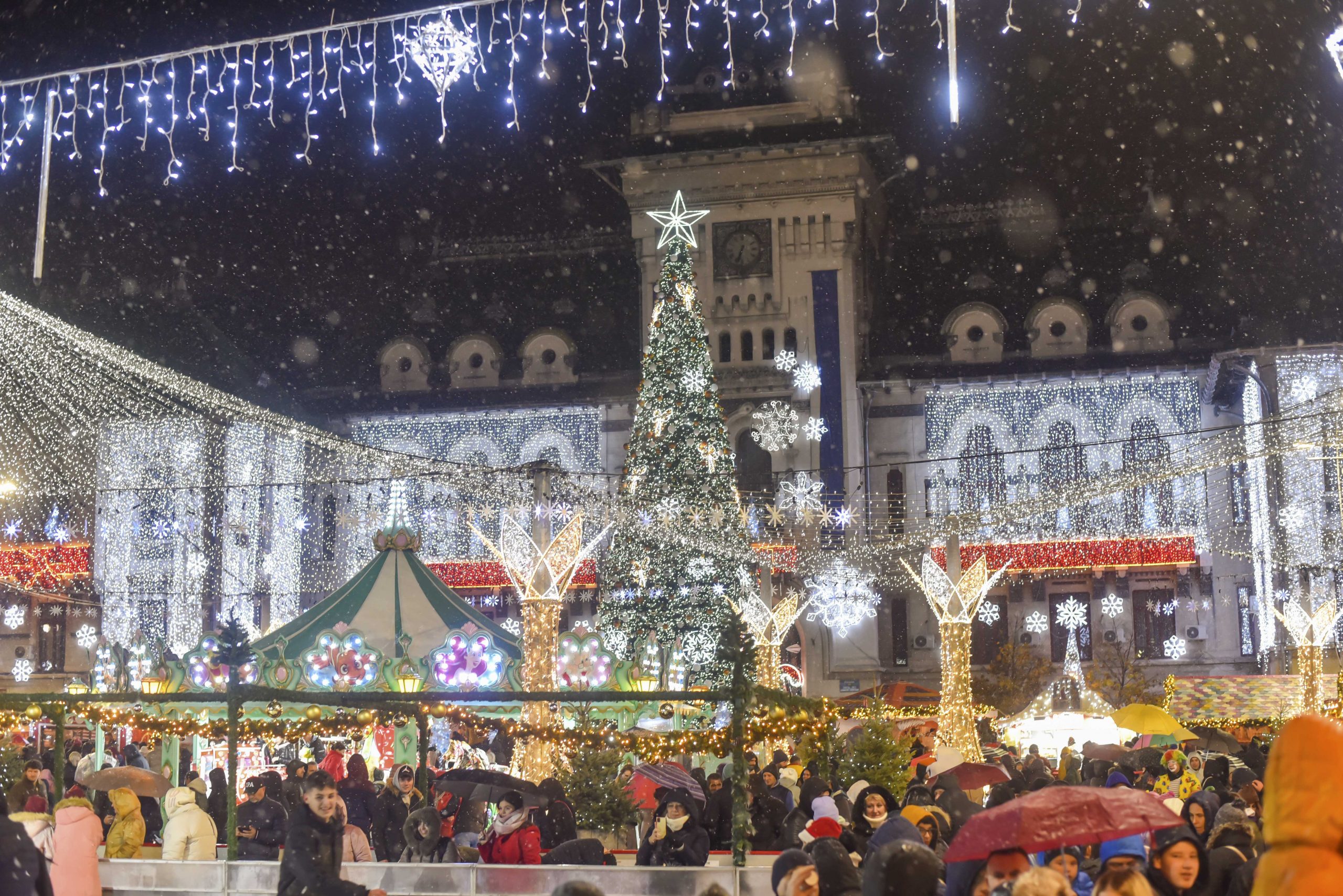 Craiova se pregătește de Crăciun. Primele instalații și decoruri pentru Târgul din centrul orașului au fost montate
