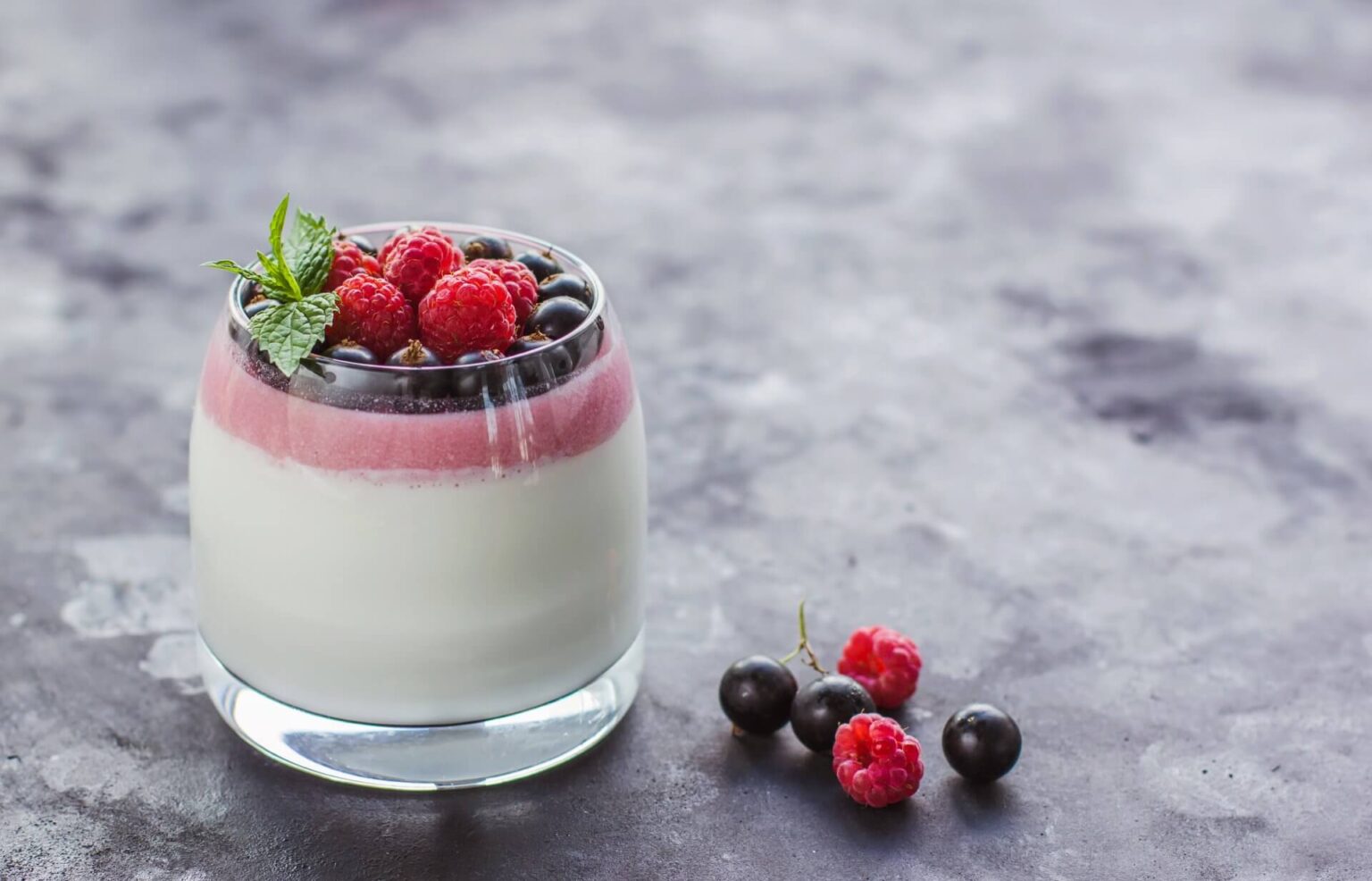 Rețeta zilei | Desert de vară: Panna Cotta cu fructe proaspete