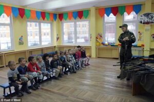 Generația de Mâine: Copiii Ruși, Pregătiți pentru Război În Sălile de Clasă!