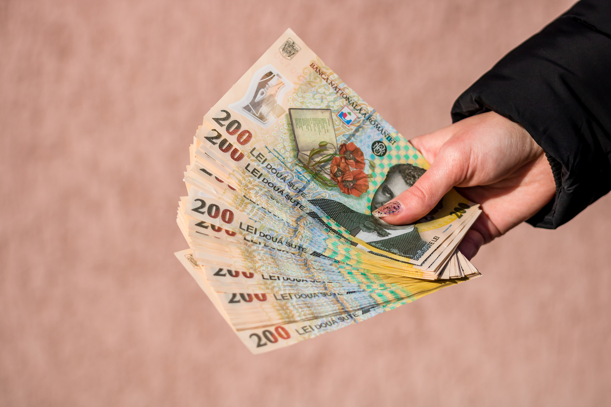 E oficial! Crește salariul minim în România de la 1 octombrie 2023. Cu cât vor câștiga mai mulți românii