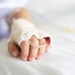 Un alt caz revoltător într-un spital din România! Medicii din Alba Iulia au trimis acasă un copil cu mâna ruptă. Doctorii i-au recomandat un unguent