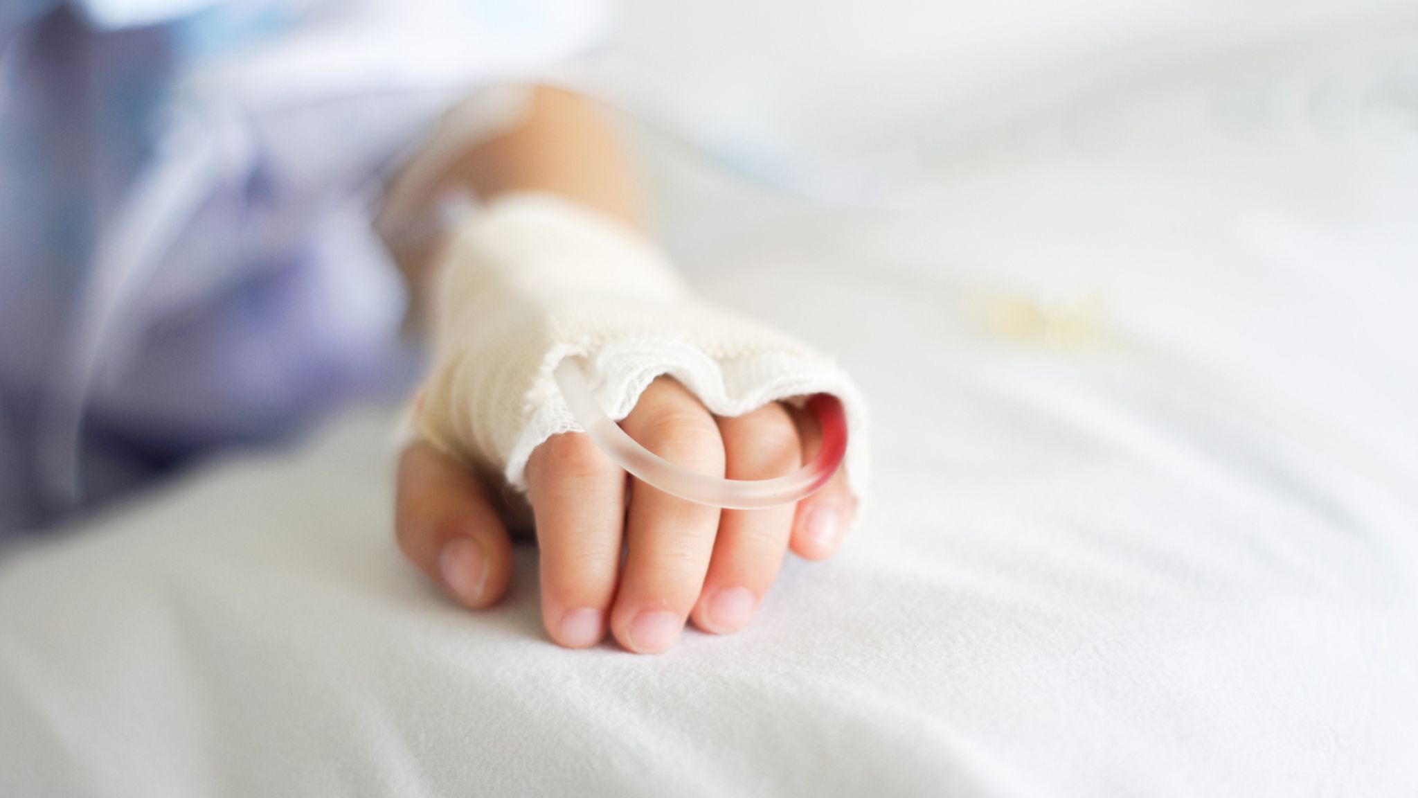 Un alt caz revoltător într-un spital din România! Medicii din Alba Iulia au trimis acasă un copil cu mâna ruptă. Doctorii i-au recomandat un unguent