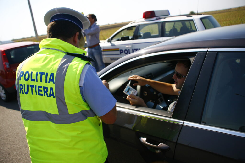 Informații importante pentru șoferii din România! În cât timp pot primi șoferii acasă amenzile pentru depășirea vitezei
