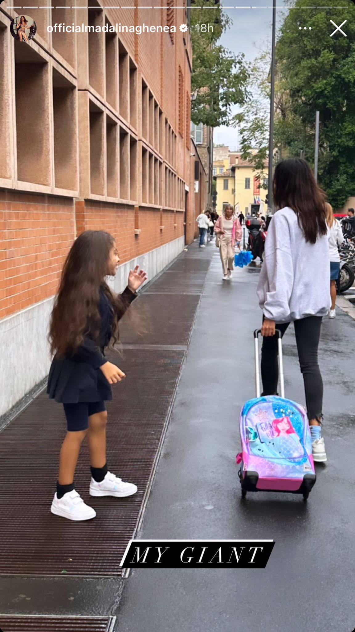 Mădălina Ghenea, ipostază emoționantă alături de fiica ei. Cum a fost surprinsă vedeta pe străzile din Italia