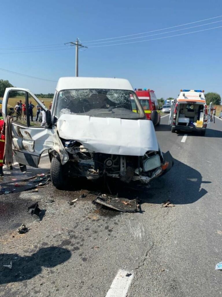 Accident grav pe DN 7! Cinci persoane au fost rănite după ce o autoutilară și un autoturism s-au ciocnit