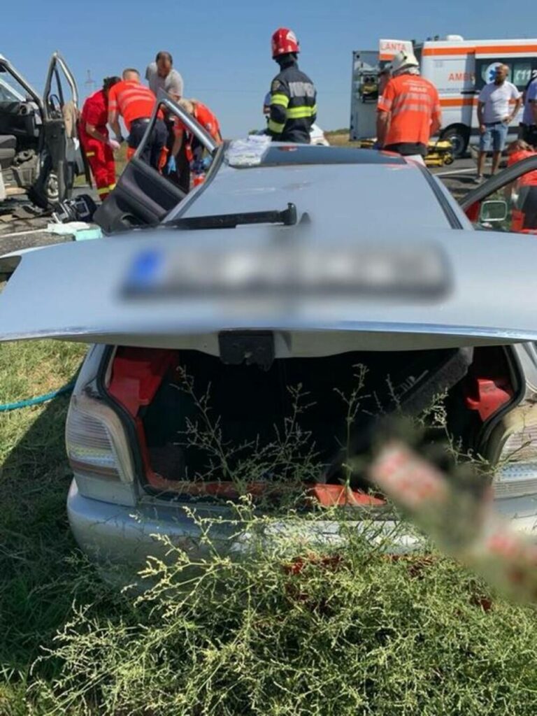 Accident grav pe DN 7! Cinci persoane au fost rănite după ce o autoutilară și un autoturism s-au ciocnit 