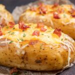 Rețeta zilei | Cartofi umpluți cu brânză și jambon, la cuptor