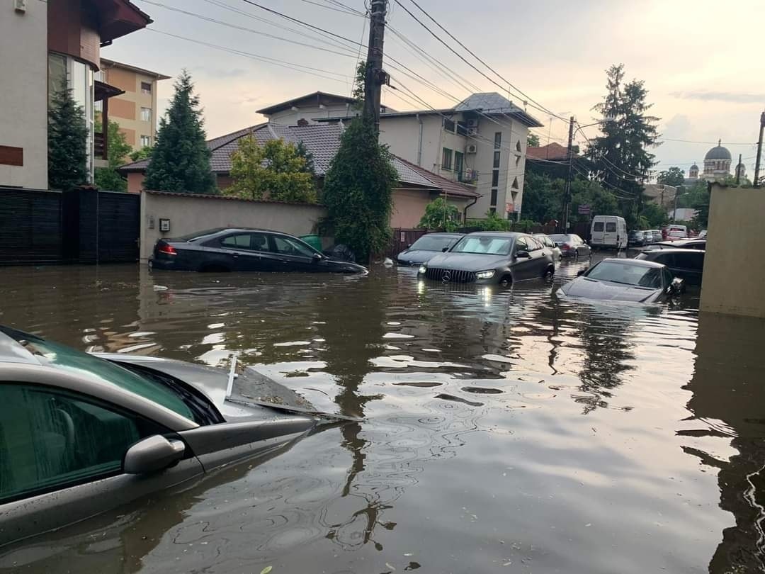 Prăpăd în Craiova după vijelii și ploi. Străzile au fost inundate, iar zeci de mașini au fost luate de apă